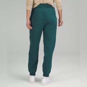 Lululemon Scuba High-Rise Relaxed Jogger
Full Length Size 6